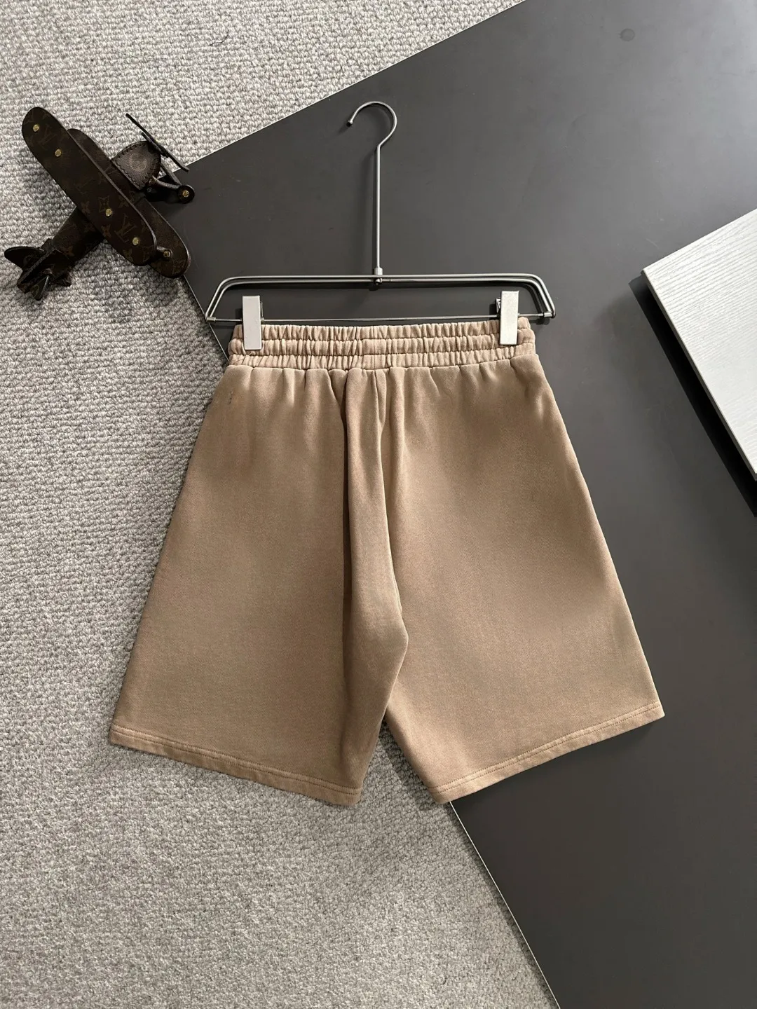 🅿️330 shipped next day, high-end goods, Stone Island 2025 spring and summer new elastic band casual heavy-duty washed loose shorts, made by imported machines from Italy, 1:1COPY with eyes closed. The hem of the trousers is hemmed with two needles, the stitching is fine and firm, and the custom-made fabrics are highly breathable and comfortable, with impeccable details. The brand element design concept reflects high quality. It feels delicate and soft! It presents a casual cut and the upper body shape is great! Size: S-XXL